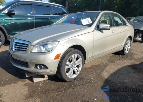 2010 Mercedes-Benz C 300 Luxury/Sport z USA, uszkodzony, nr VIN WDDGF5EB7AR129277